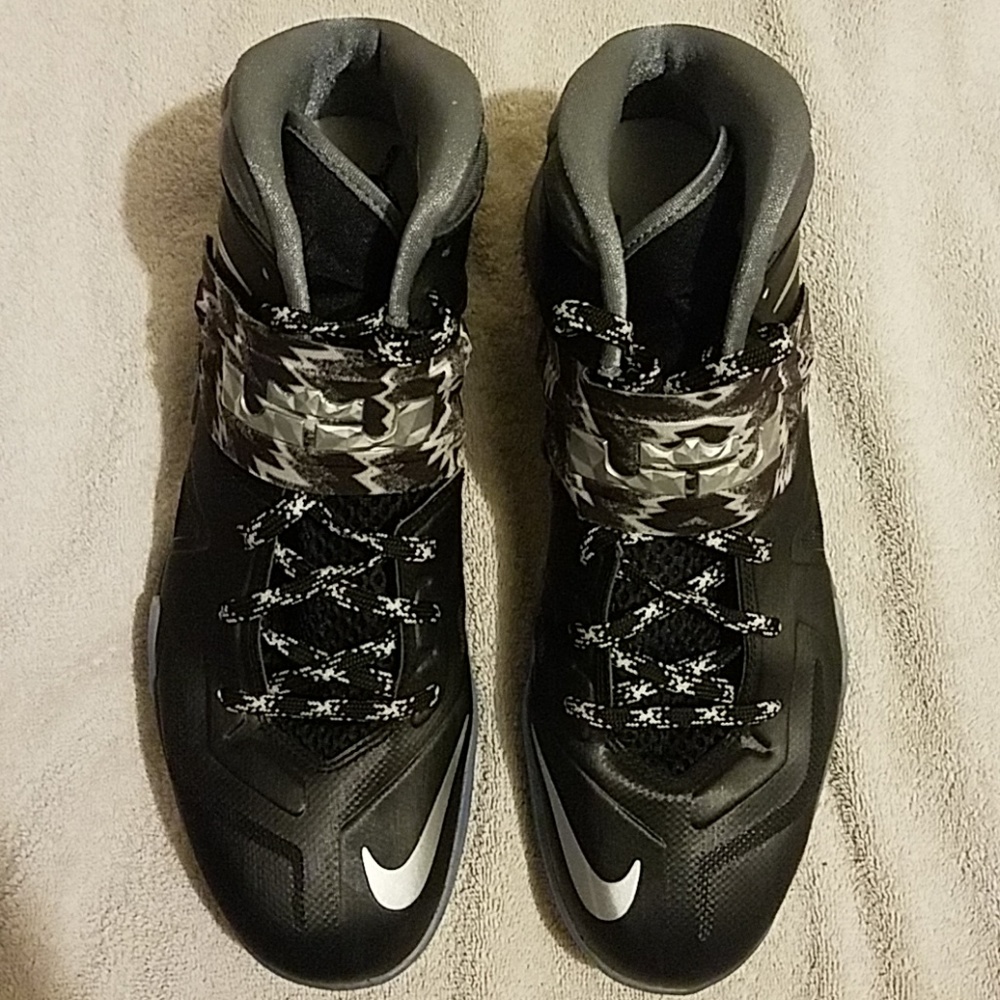 Nike LeBron Zoom Soldier VII